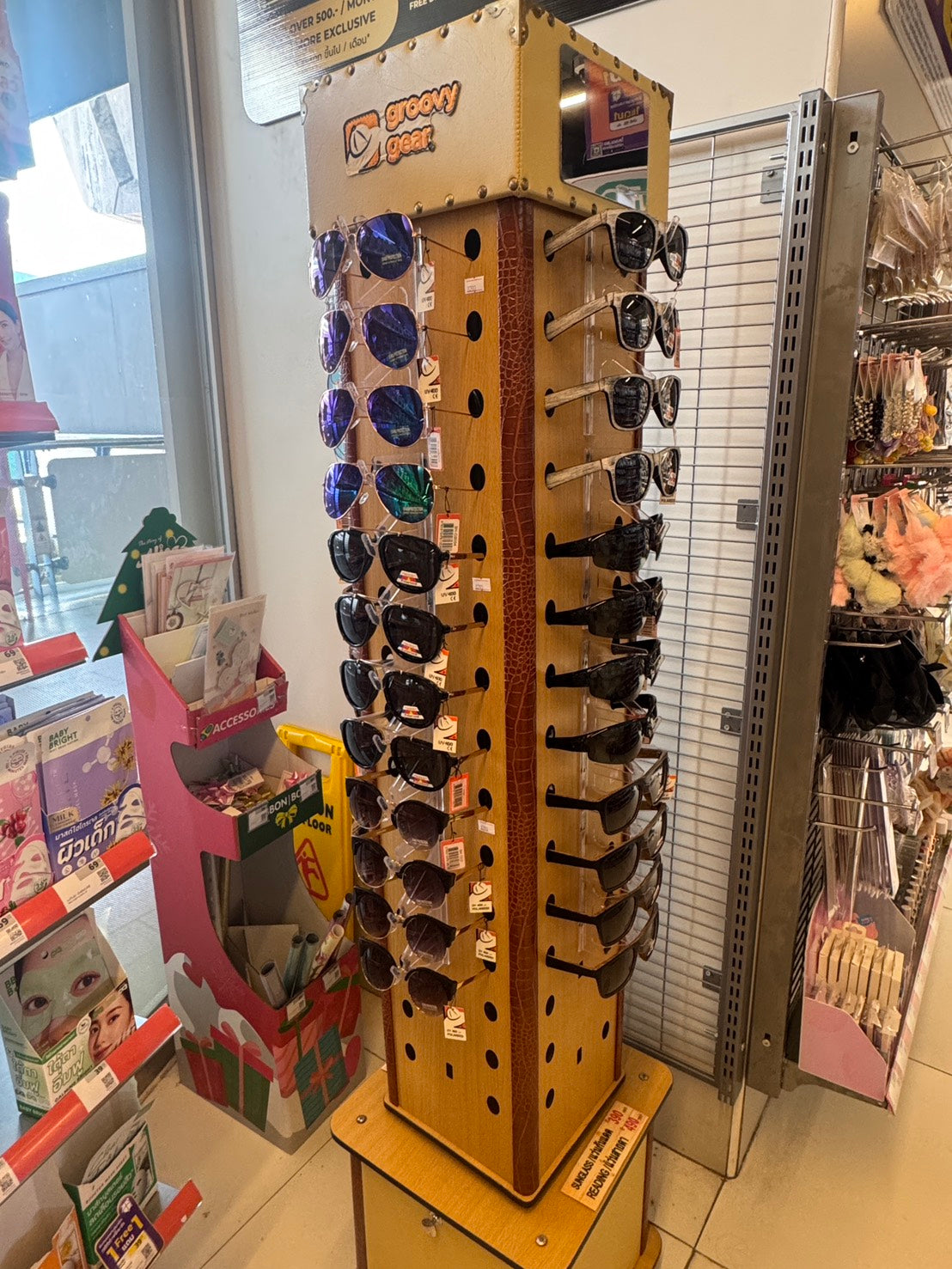 Groovy Gear sunglasses spinner displaying sunglasses